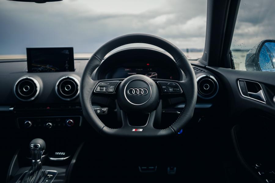 Панель приборов Audi A3 Sportback 2.0 TFSI S-Line (8V) 2016 года  (UK) (фото 7 из 10)
